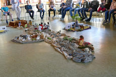 Kinderkarfreitagsliturgie im Gemeindezentrum (Foto: Karl-Franz Thiede)